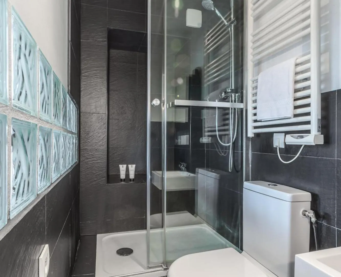Trendy Paris Flat 2 Bedroom With Rooftop Views לינה וארוחת בוקר