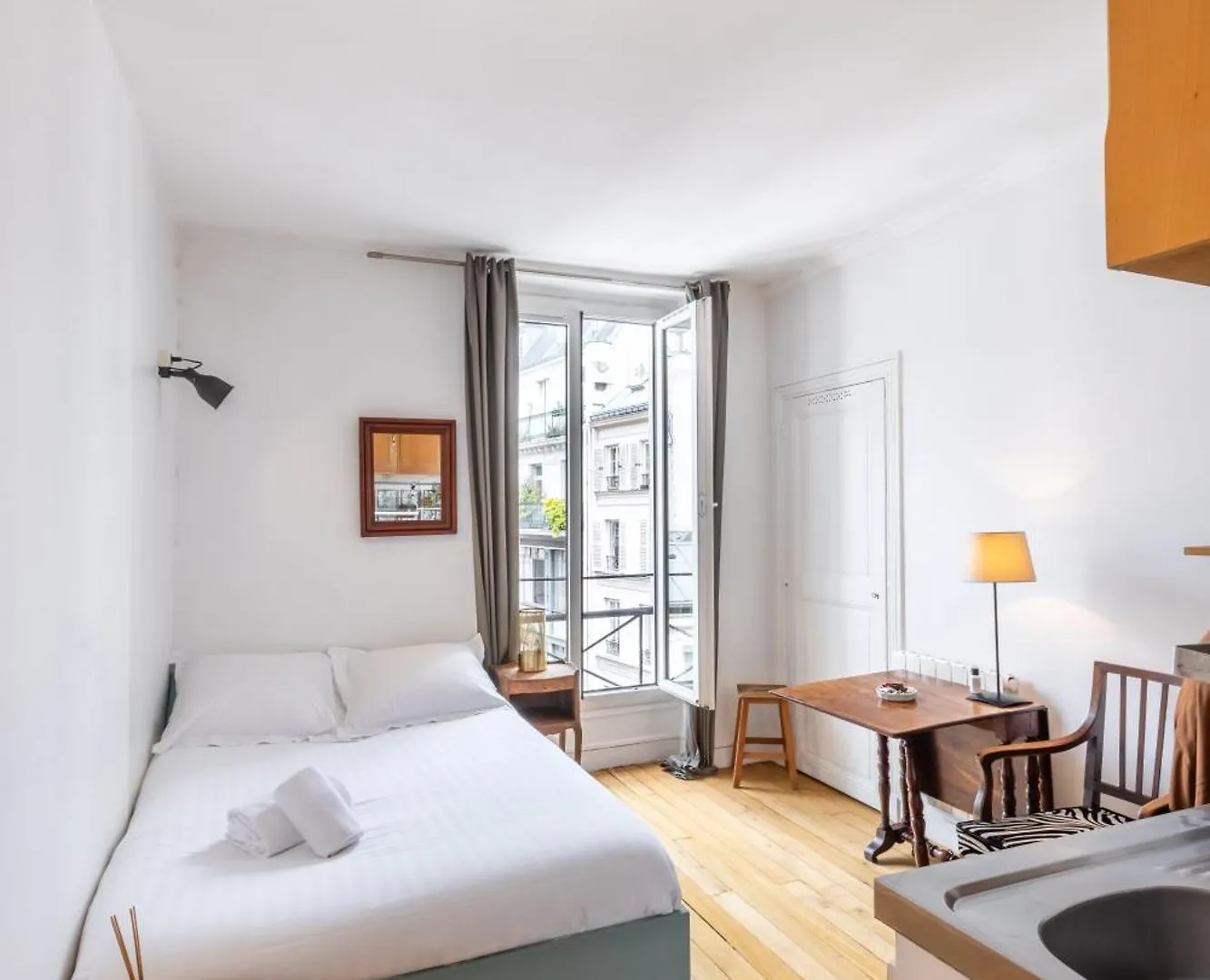 Trendy Paris Flat 2 Bedroom With Rooftop Views