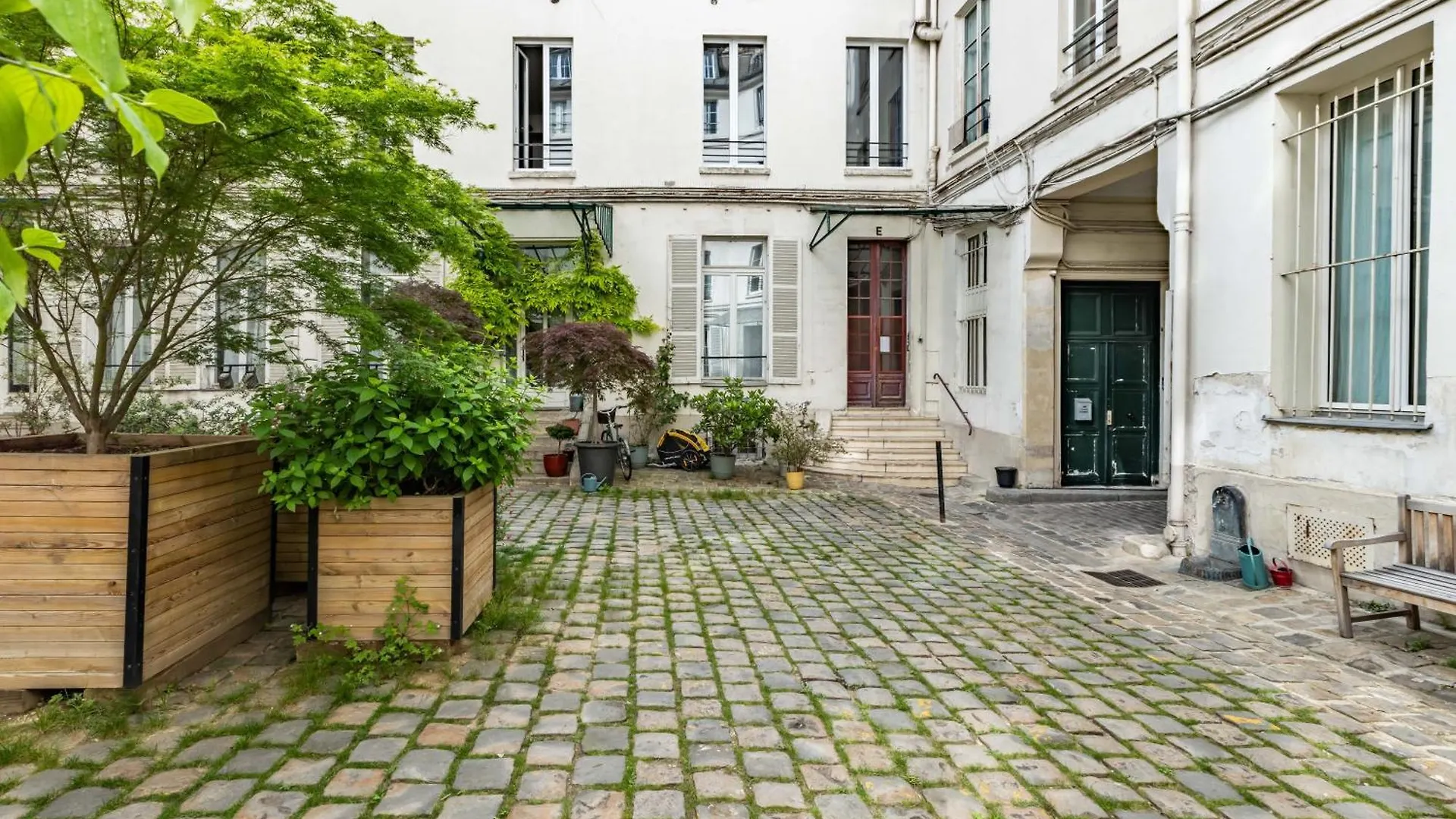 לינה וארוחת בוקר Trendy Paris Flat 2 Bedroom With Rooftop Views