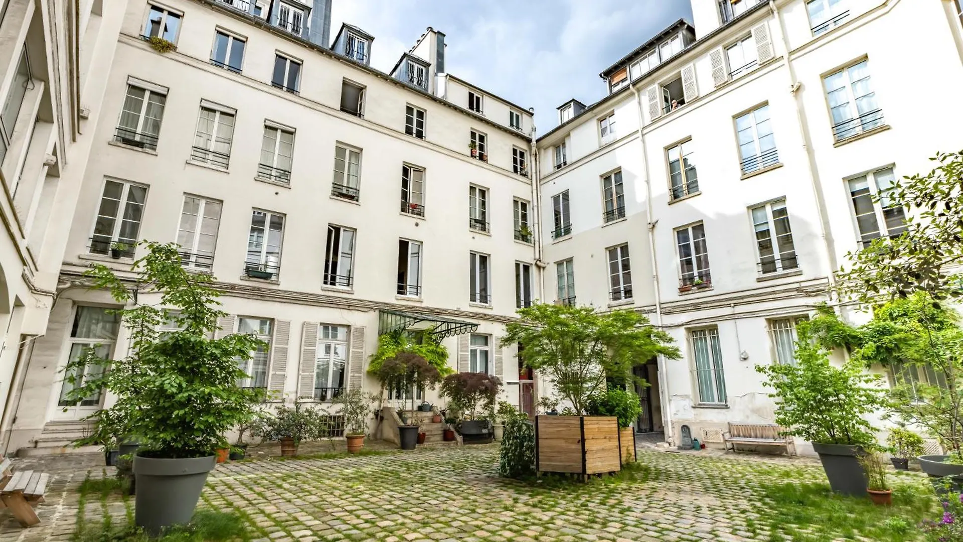 לינה וארוחת בוקר Trendy Paris Flat 2 Bedroom With Rooftop Views צרפת