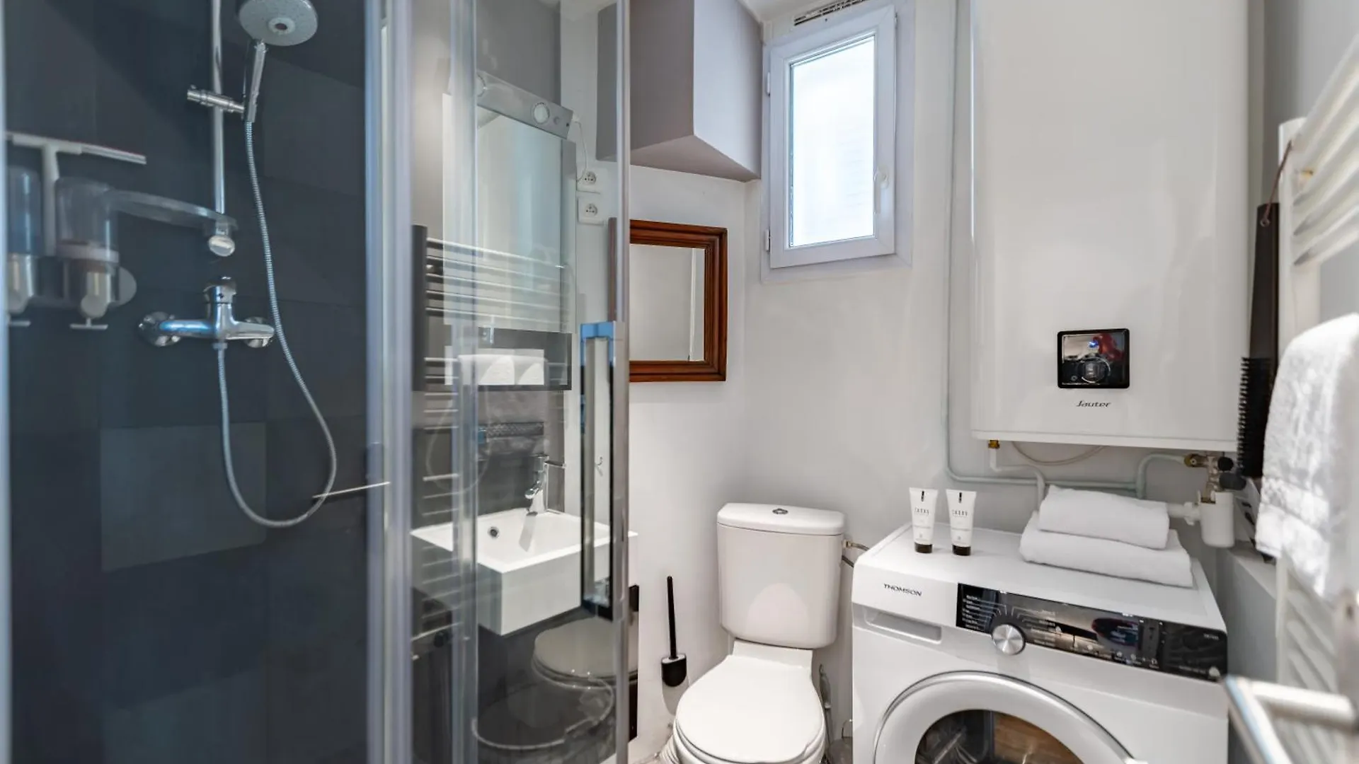 Trendy Paris Flat 2 Bedroom With Rooftop Views