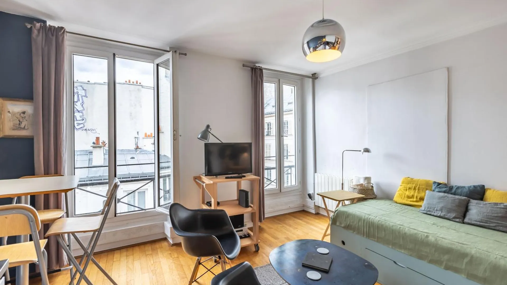 Trendy Paris Flat 2 Bedroom With Rooftop Views
