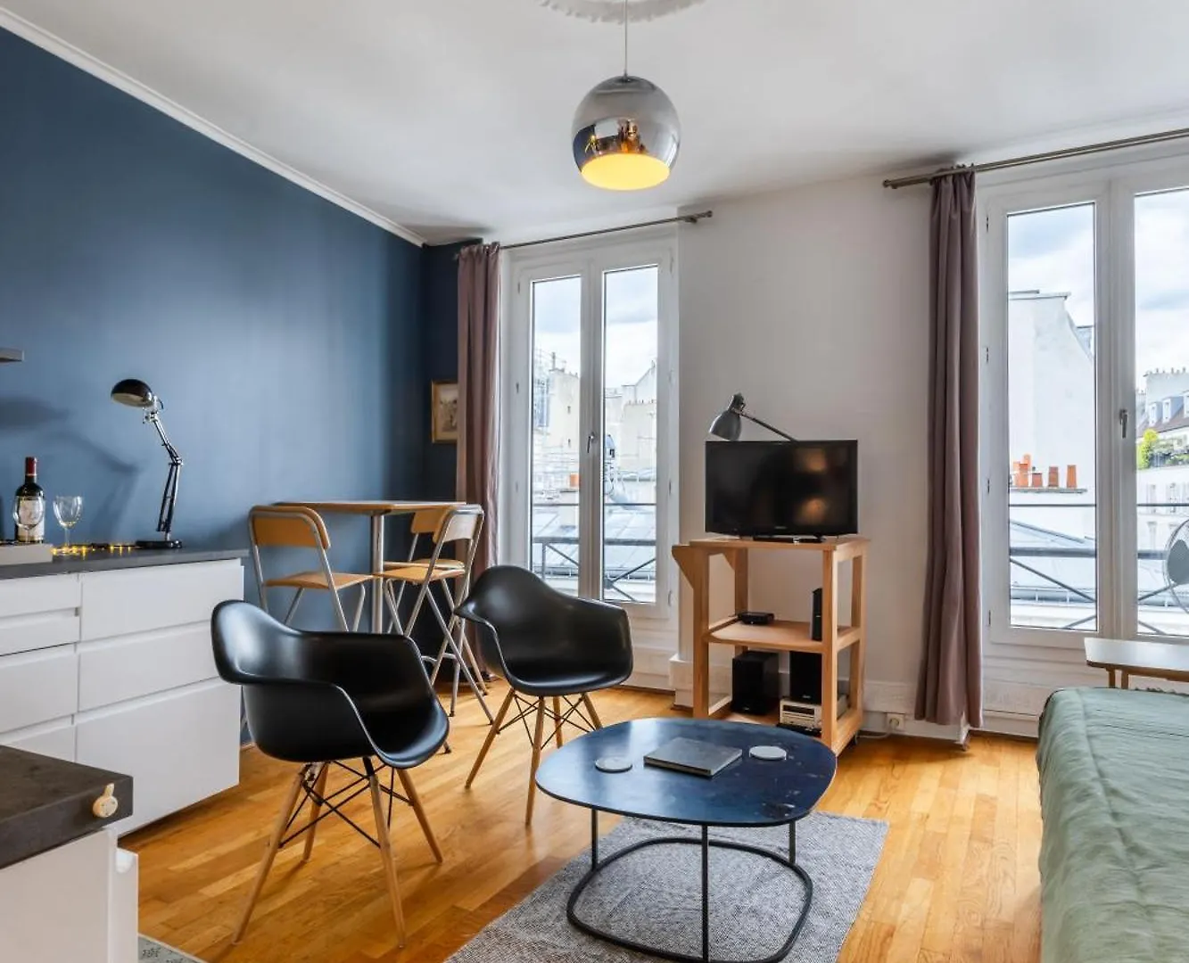 Trendy Paris Flat 2 Bedroom With Rooftop Views 0*,  צרפת