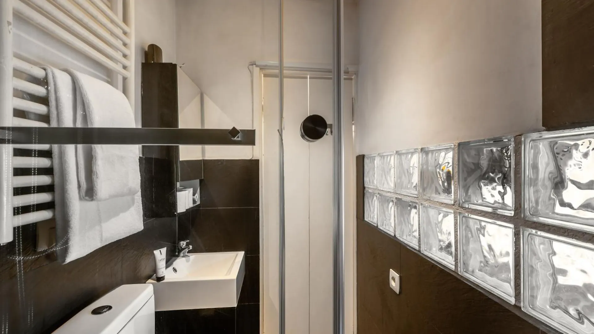 Trendy Paris Flat 2 Bedroom With Rooftop Views לינה וארוחת בוקר